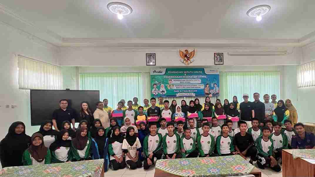 Rotary Club of Purwokerto Bagikan Sepatu Gratis dan Gelar Pemeriksaan Kesehatan di SMK N 1 Kalibagor